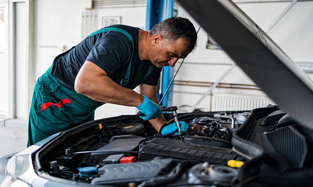 Car fuel filler neck alignment and fuel nozzle compatibility